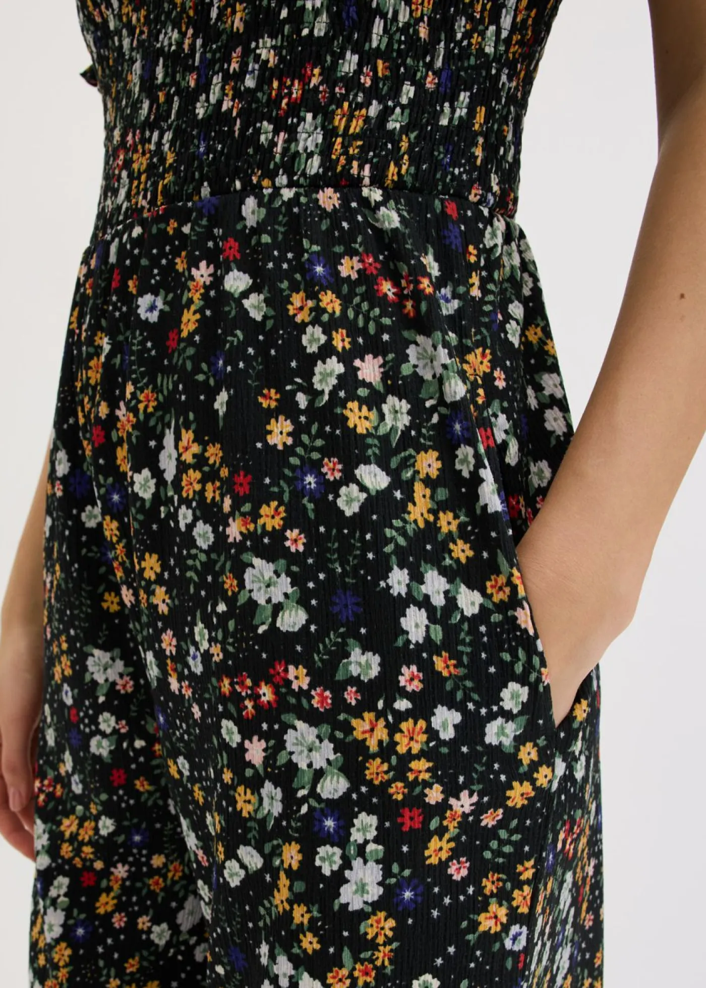 bonprix bonprix Mono de crepé de punto Negro con flores New