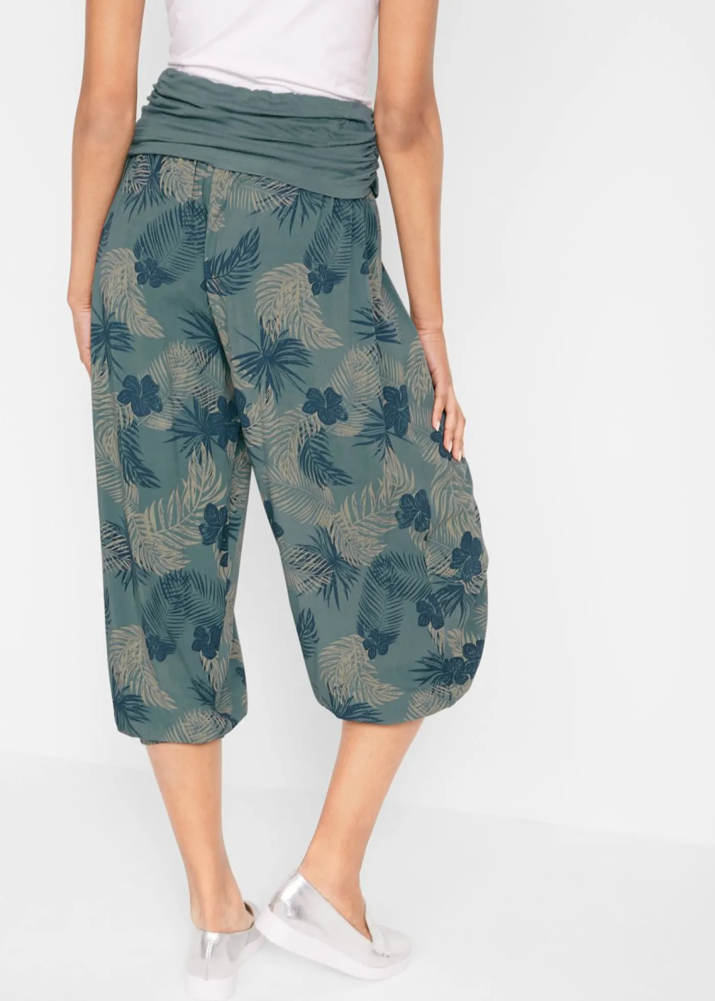 bonprix bonprix Pantalón 3/4 de mezcla de viscosa fluida Verde eucalipto de flores Hot
