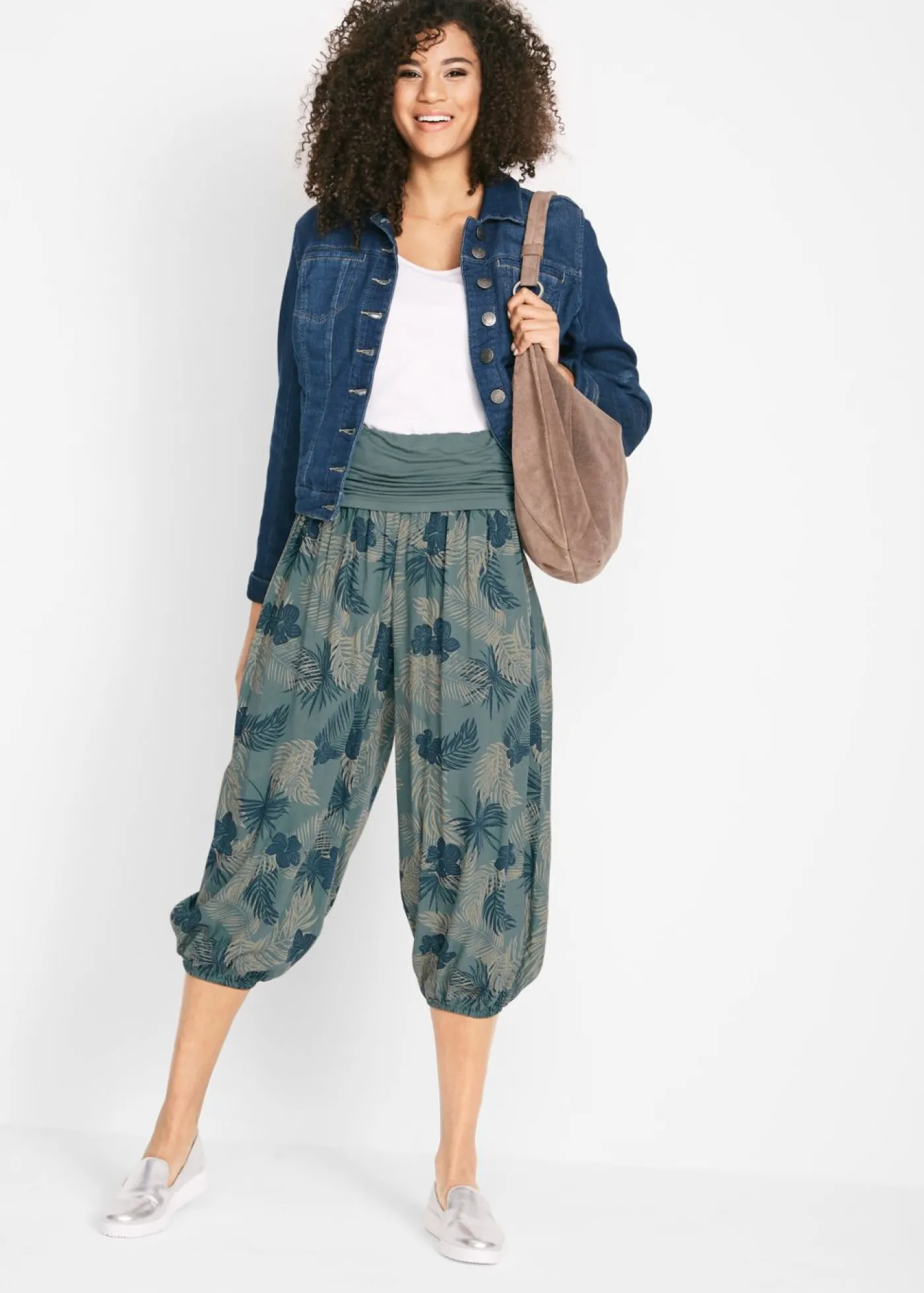 bonprix bonprix Pantalón 3/4 de mezcla de viscosa fluida Verde eucalipto de flores Hot