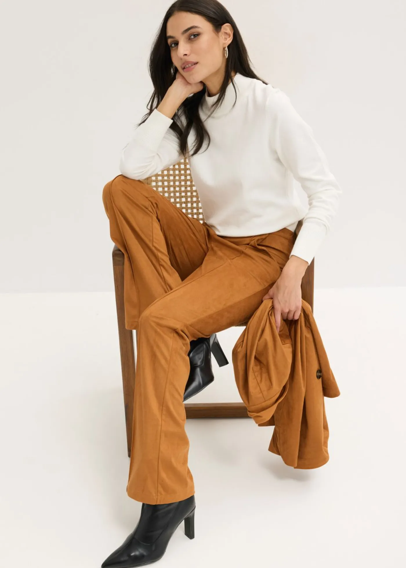 bonprix bonprix Pantalón acampanado de ante sintético Coñac-dorado Sale