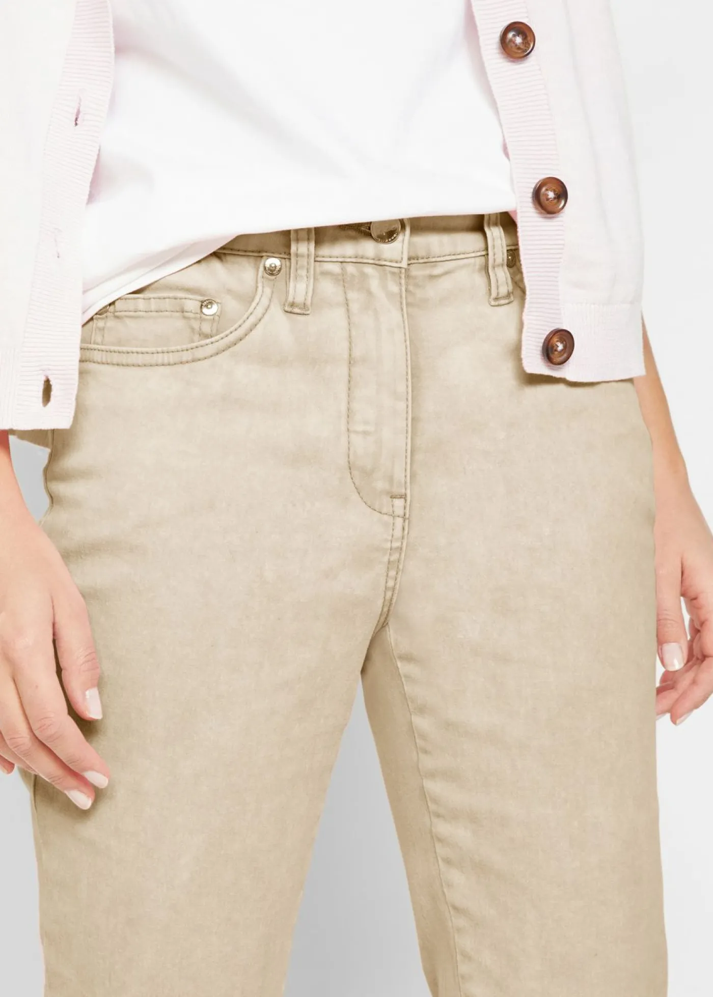 bonprix bonprix Pantalón acortado de sarga con aspecto desgastado Arena claro Hot