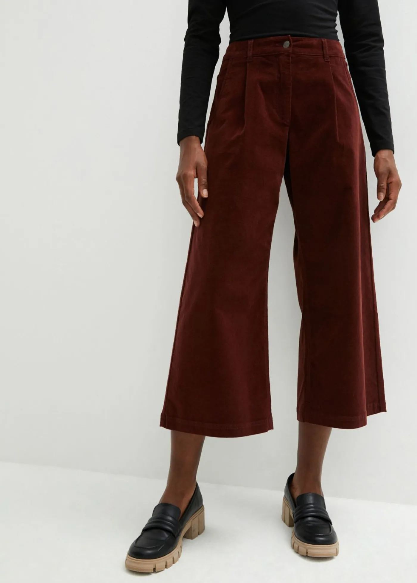 bonprix bonprix Pantalón ancho de pana elástica con cintura cómoda high waist, largo 7/8 Marrón café Sale