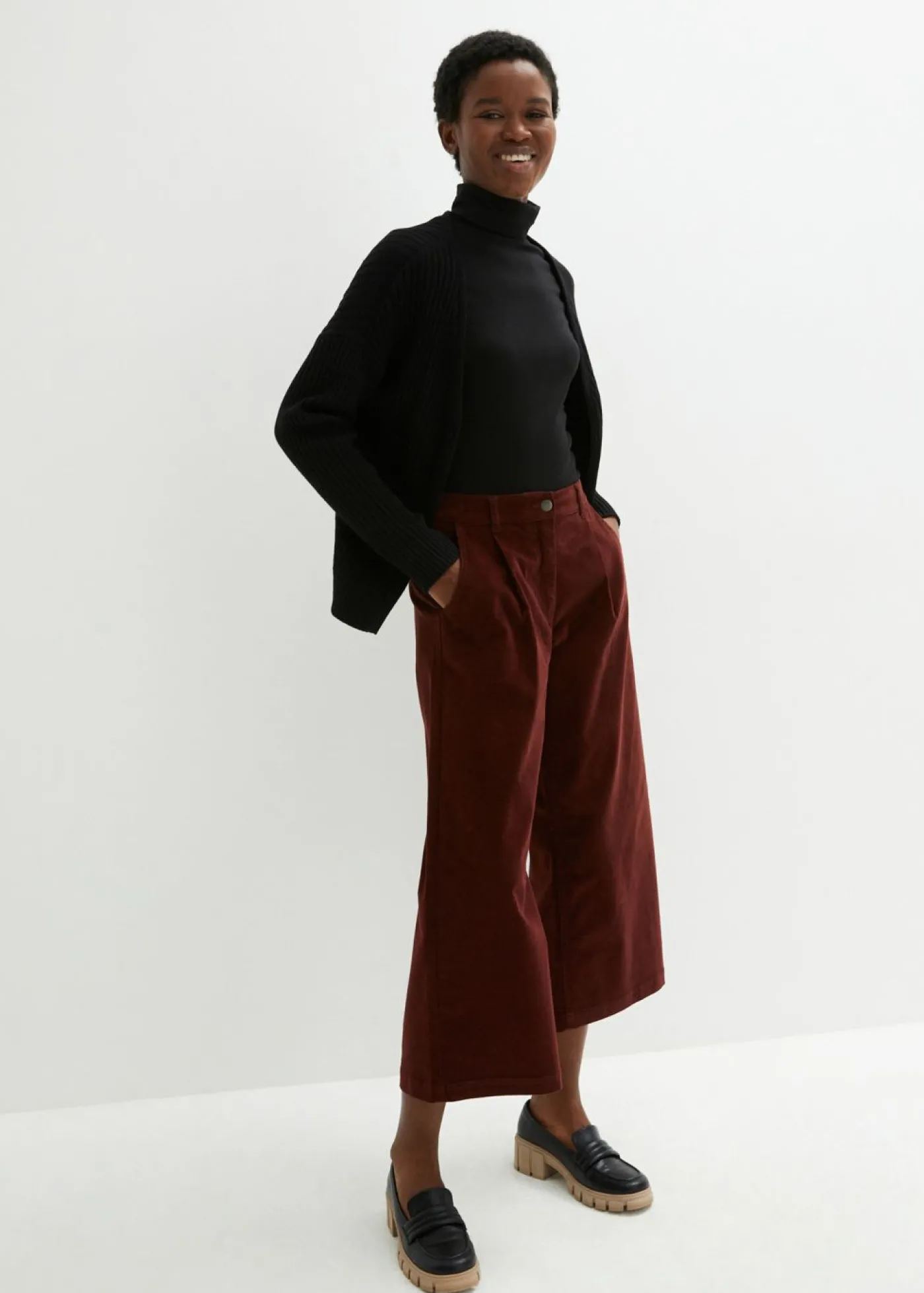 bonprix bonprix Pantalón ancho de pana elástica con cintura cómoda high waist, largo 7/8 Marrón café Sale