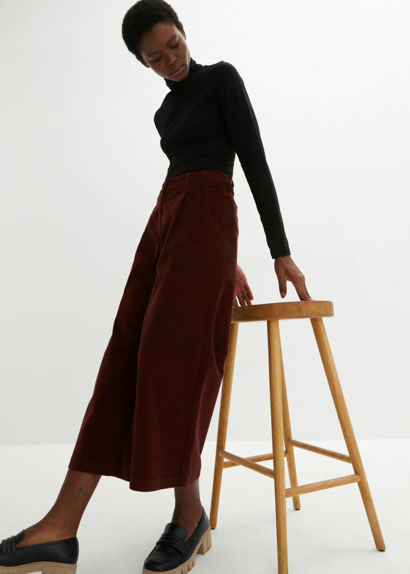 bonprix bonprix Pantalón ancho de pana elástica con cintura cómoda high waist, largo 7/8 Marrón café Sale
