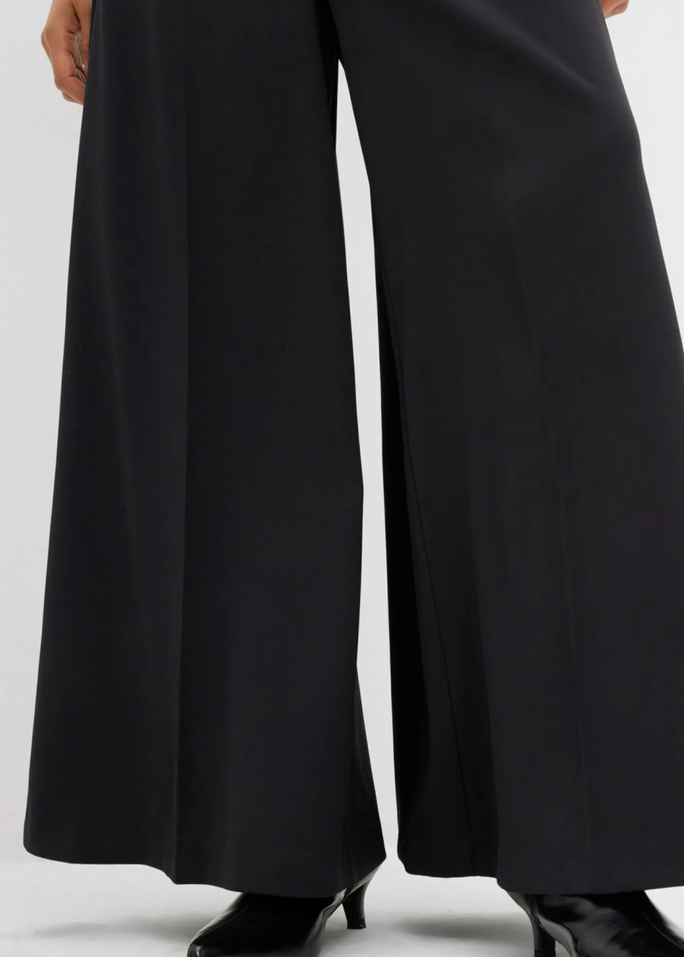 bonprix bonprix Pantalón ancho y fluido con cinturilla cómoda Negro Discount