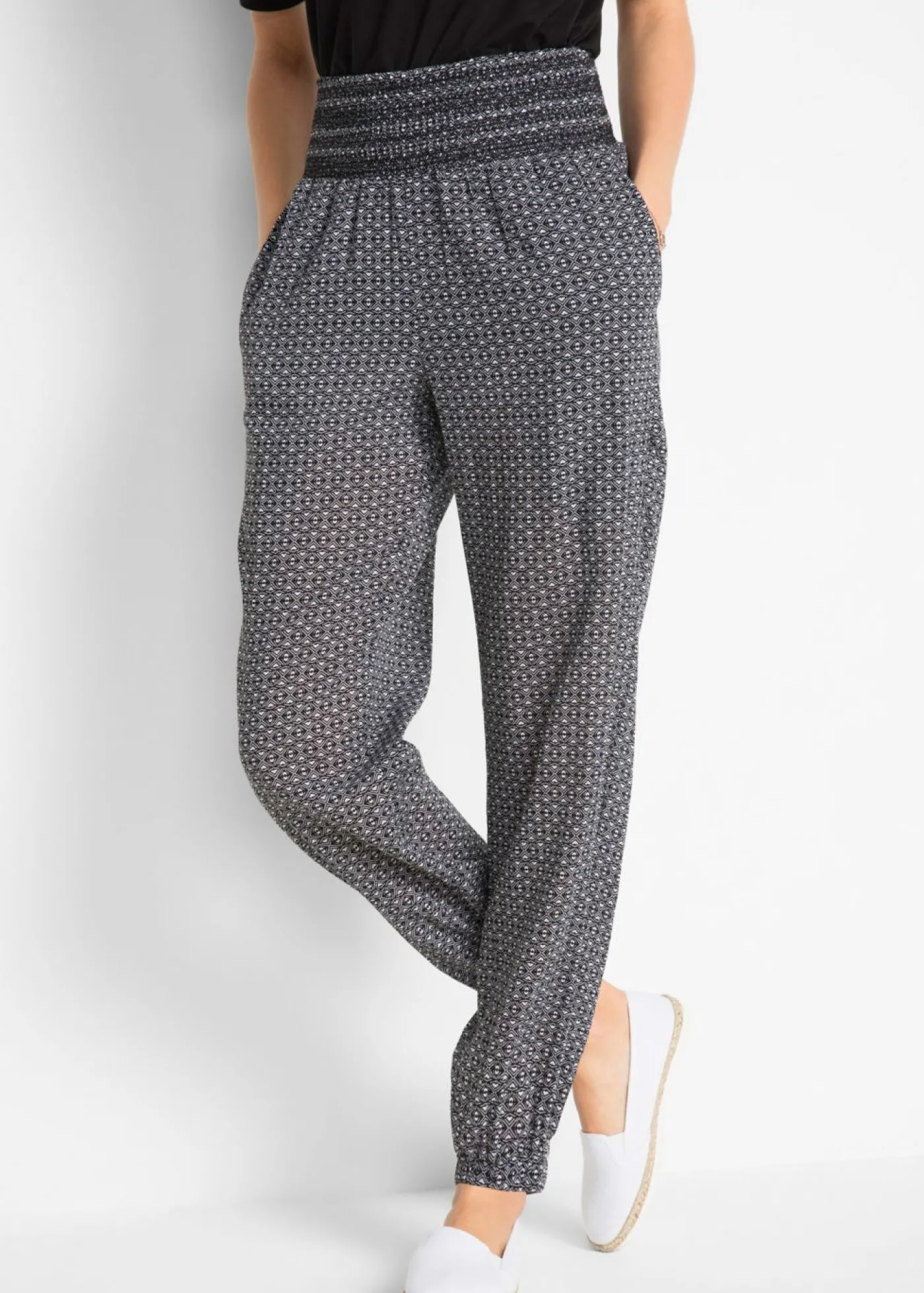 bonprix bonprix Pantalón bombacho arrugado Negro-blanco con estampado gráfico New