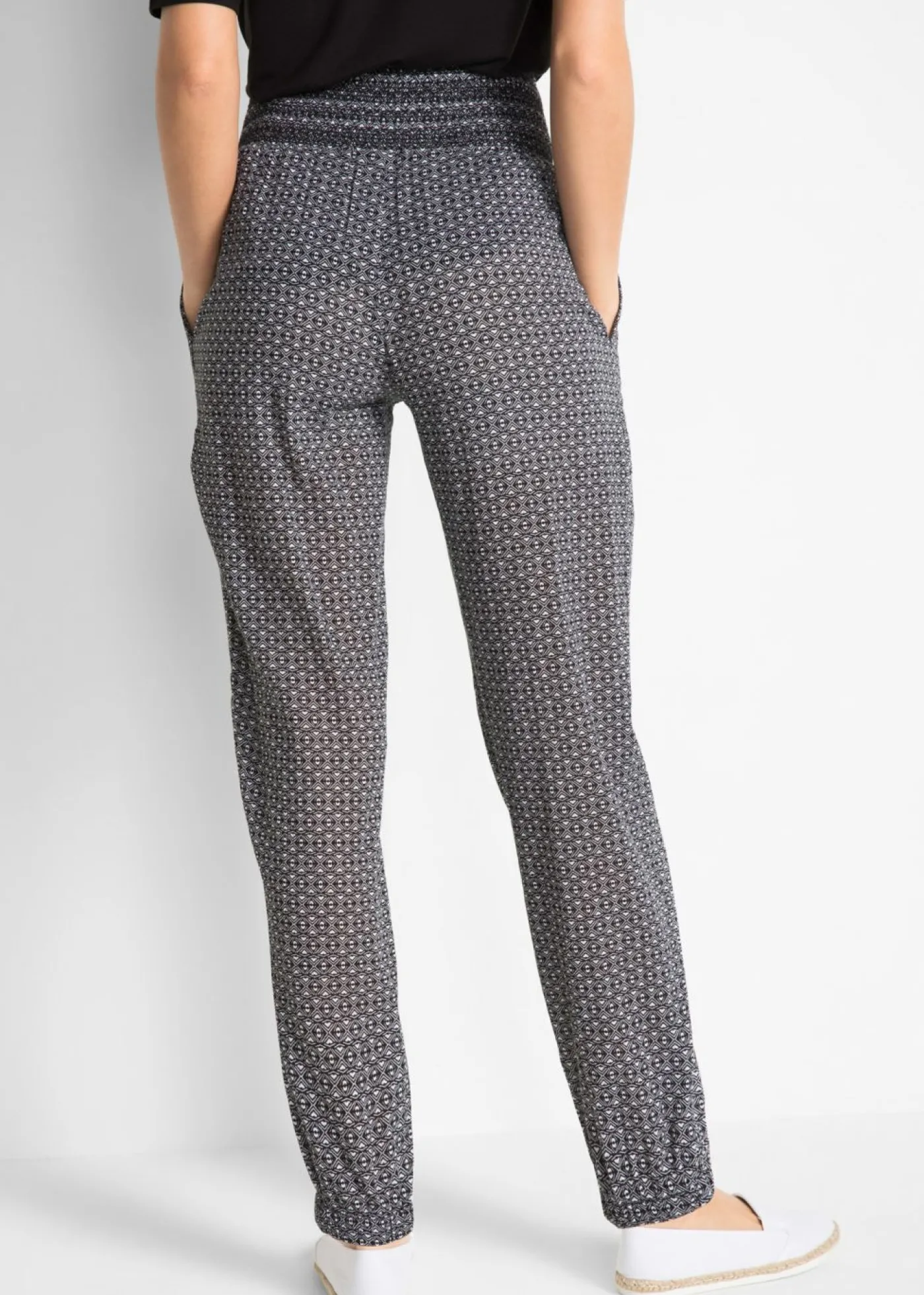 bonprix bonprix Pantalón bombacho arrugado Negro-blanco con estampado gráfico New