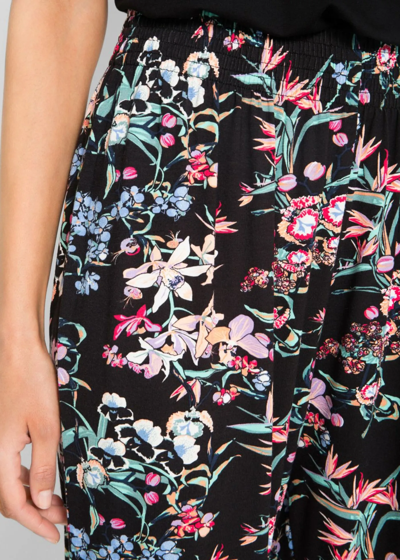 bonprix bonprix Pantalón bombacho de mezcla de viscosa Negro con flores Clearance