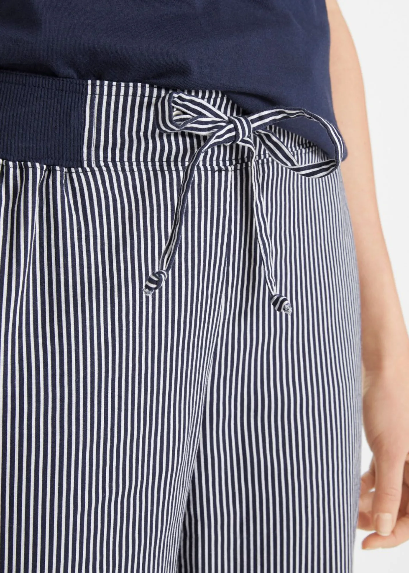 bonprix bonprix Pantalón capri de lino Azul oscuro-blanco de rayas Hot