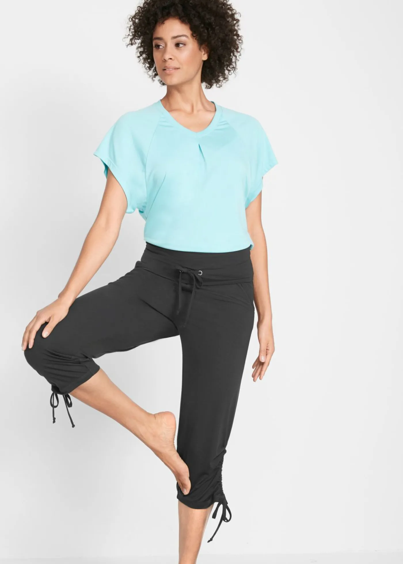 bonprix bonprix Pantalón capri de mezcla de viscosa con fruncido Negro Discount