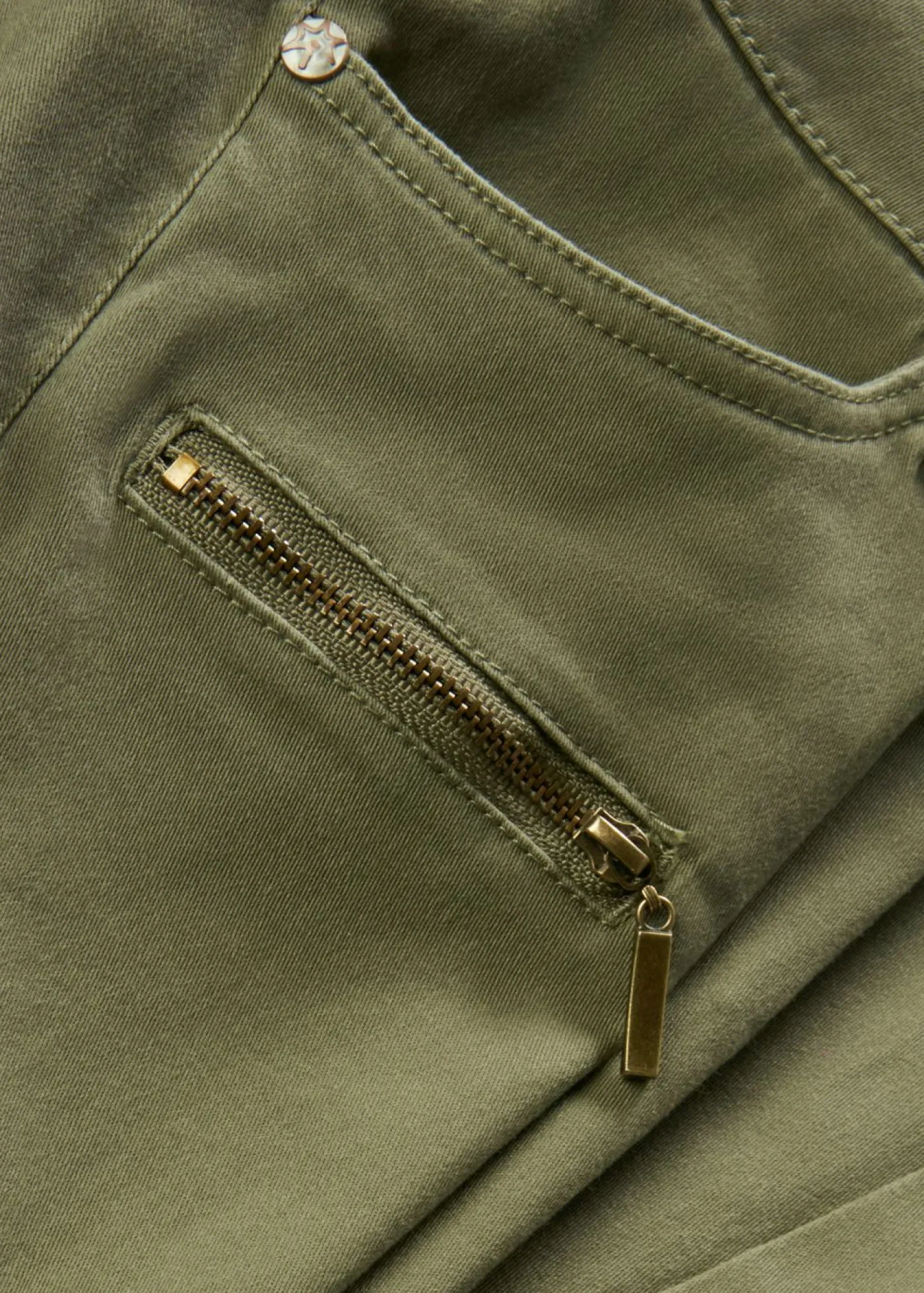 bonprix bonprix Pantalón cargo en mezcla de algodón elástico Verde oliva Hot