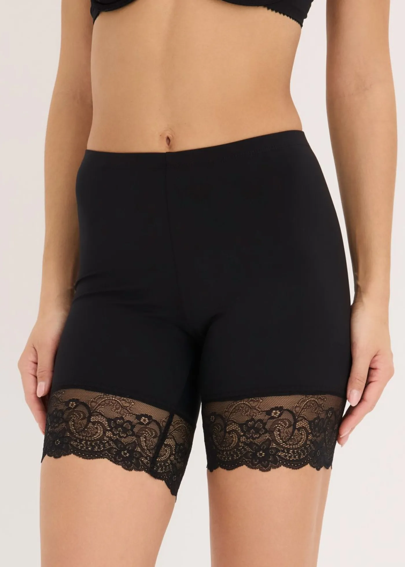 bonprix bonprix Pantalón ciclista antirrozaduras de poliamida con piernas de encaje Negro Discount
