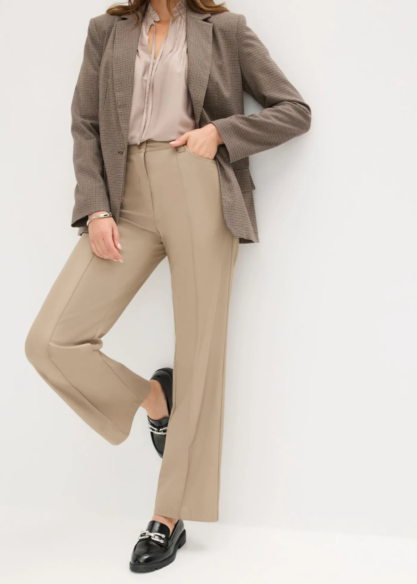 bonprix bonprix Pantalón con pernera recta de piel sintética con ribete Marrón grisáceo Clearance