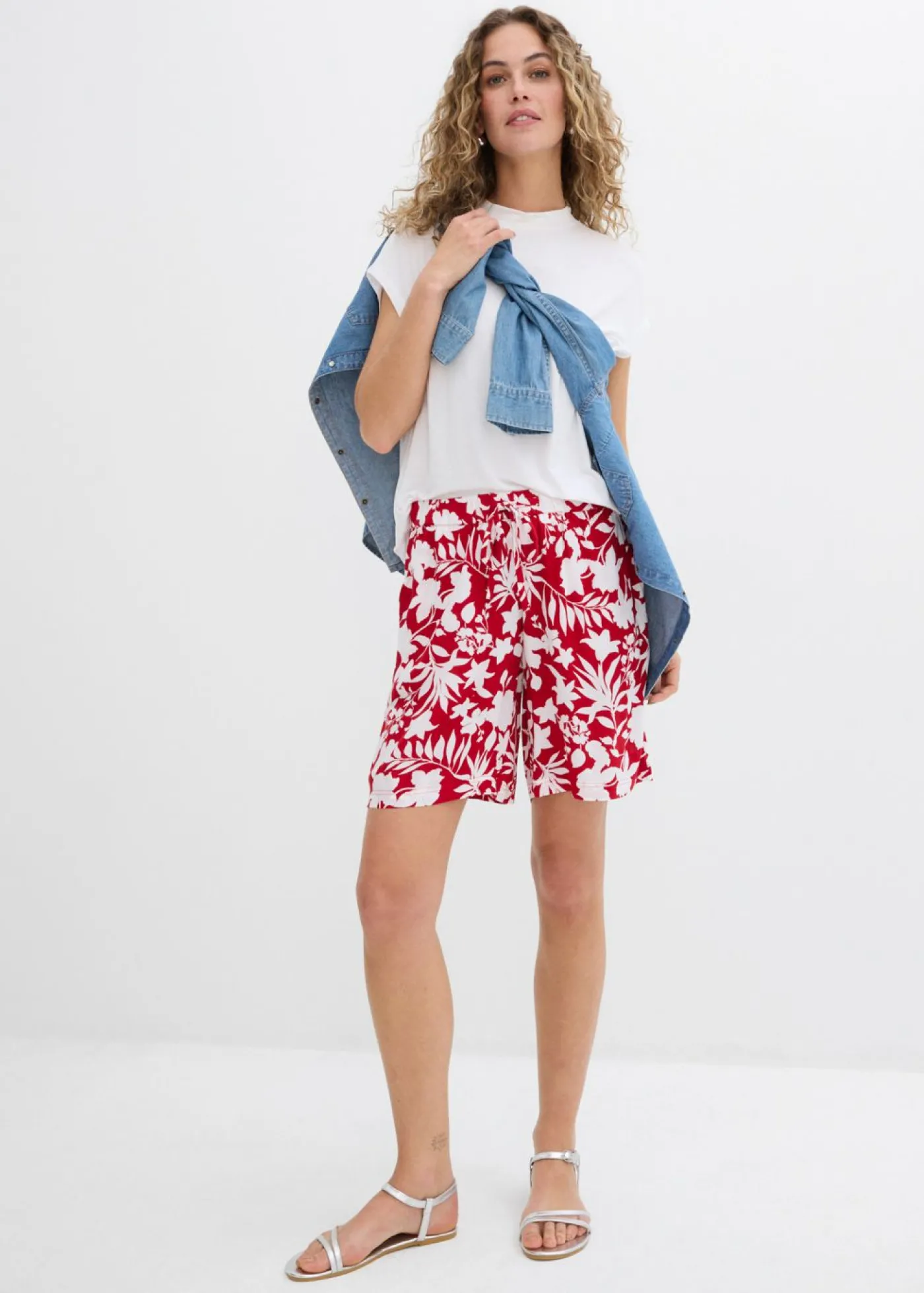 bonprix bonprix Pantalón corto ancho de viscosa con cómoda cinturilla alta Rojo cayena/blanco de flores Clearance