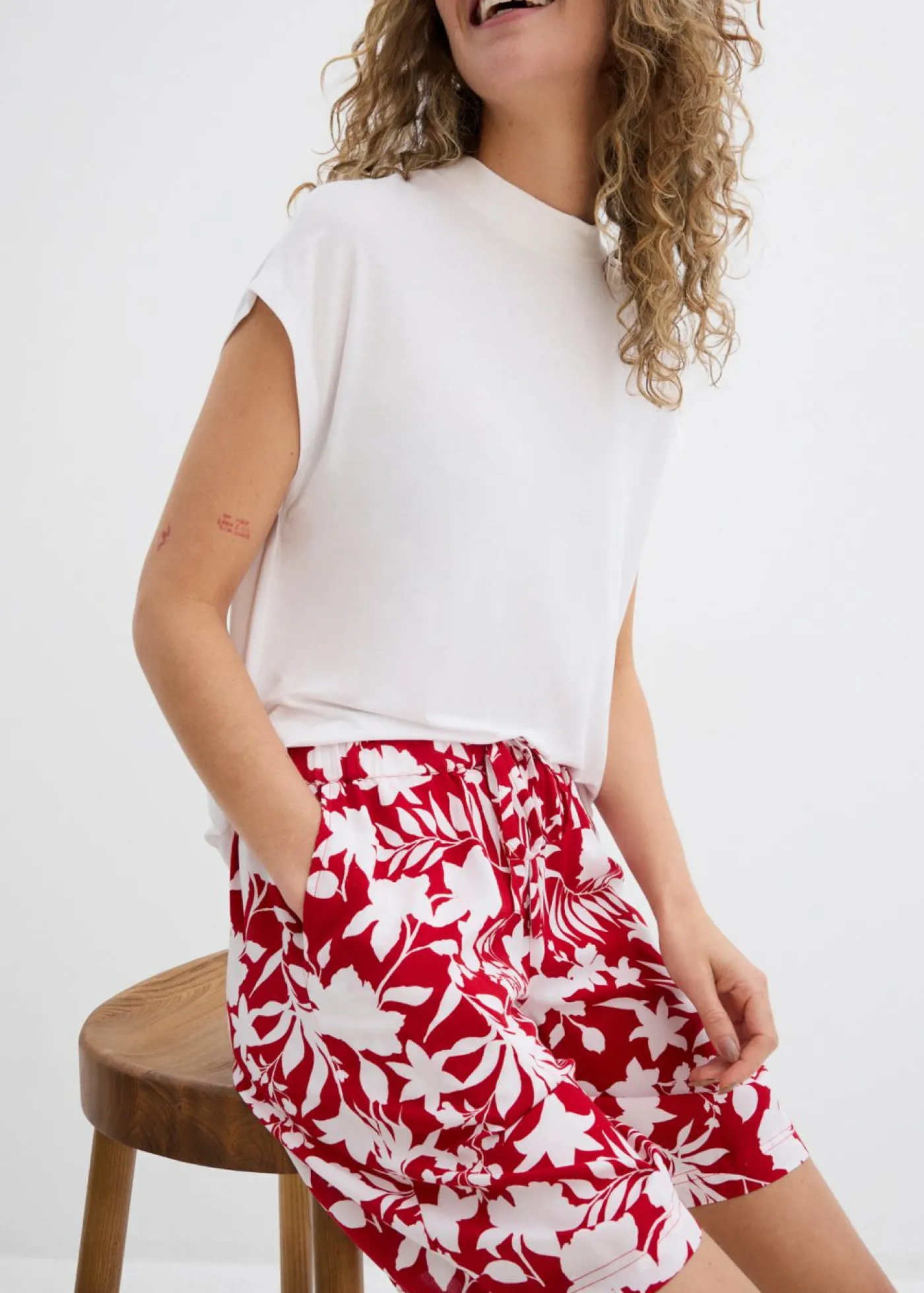 bonprix bonprix Pantalón corto ancho de viscosa con cómoda cinturilla alta Rojo cayena/blanco de flores Clearance