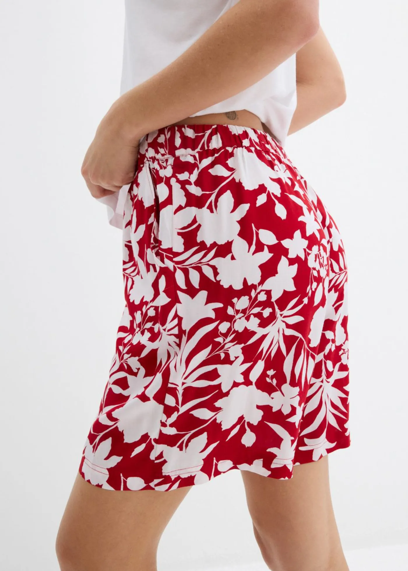 bonprix bonprix Pantalón corto ancho de viscosa con cómoda cinturilla alta Rojo cayena/blanco de flores Clearance