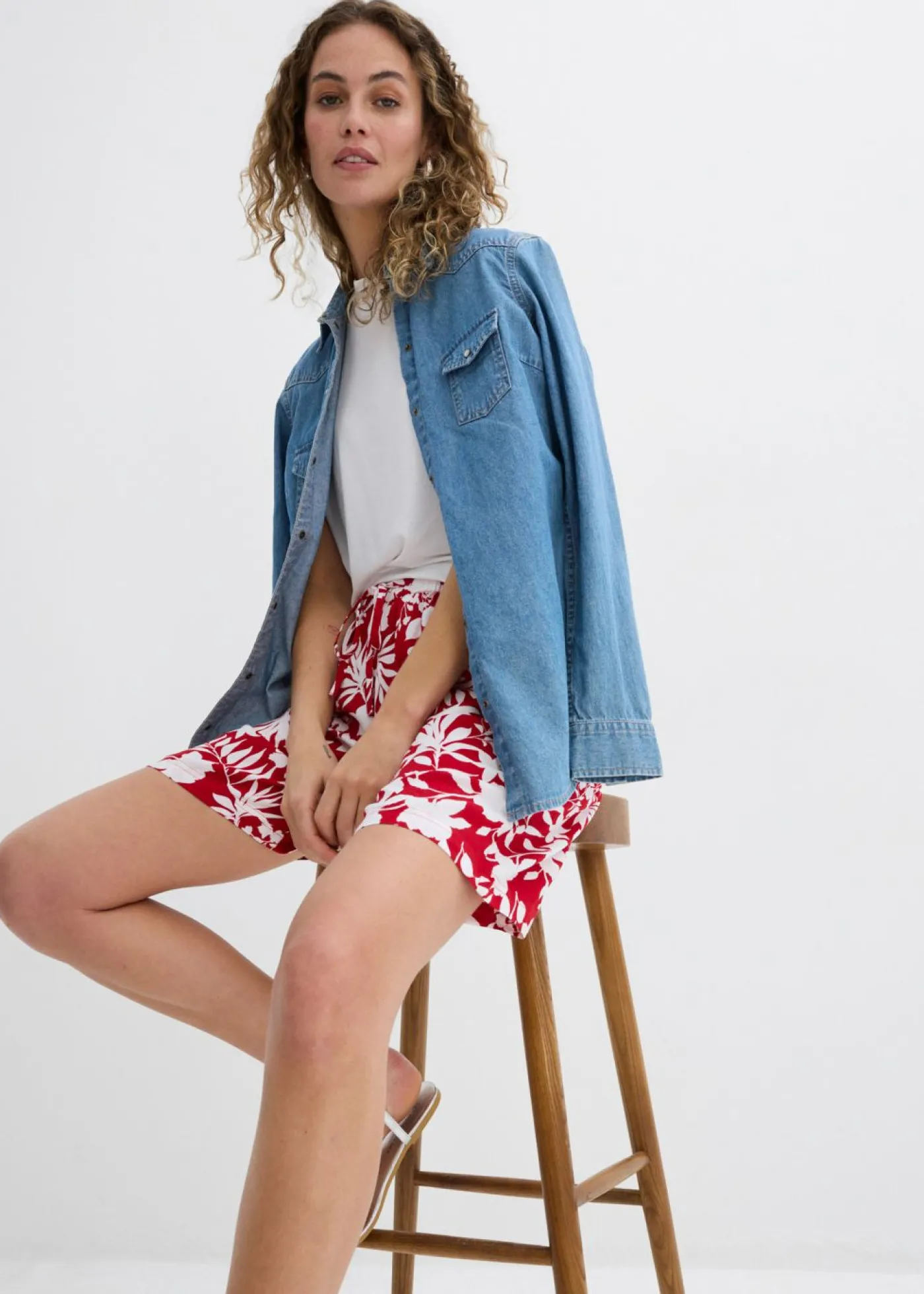 bonprix bonprix Pantalón corto ancho de viscosa con cómoda cinturilla alta Rojo cayena/blanco de flores Clearance