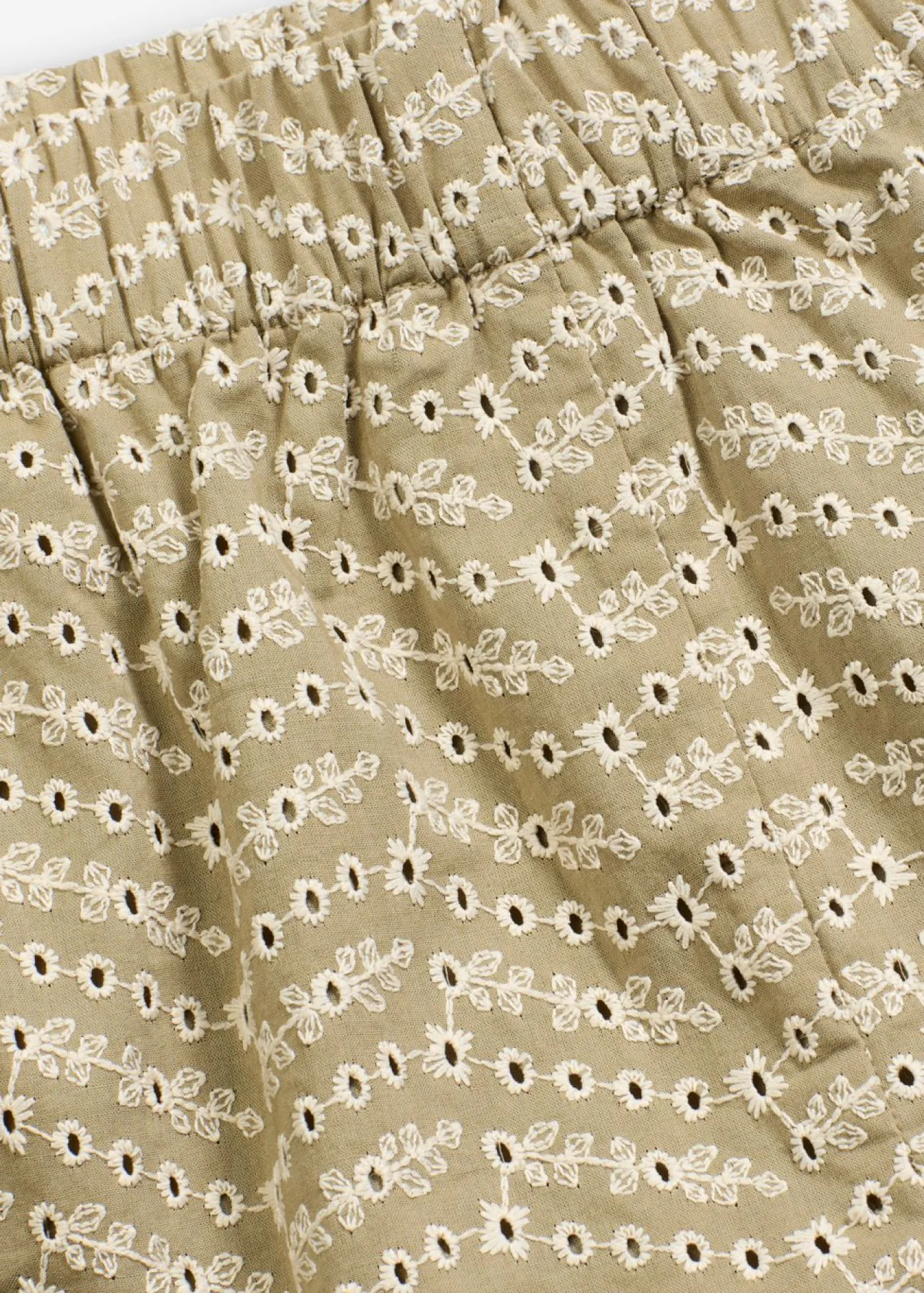 bonprix bonprix Pantalón corto con bordado calado Verde oliva-beige de flores Outlet