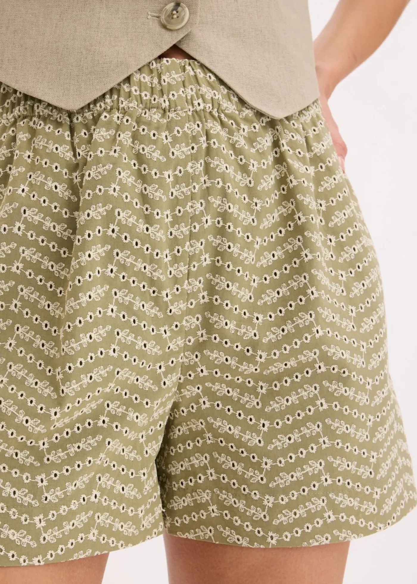 bonprix bonprix Pantalón corto con bordado calado Verde oliva-beige de flores Outlet
