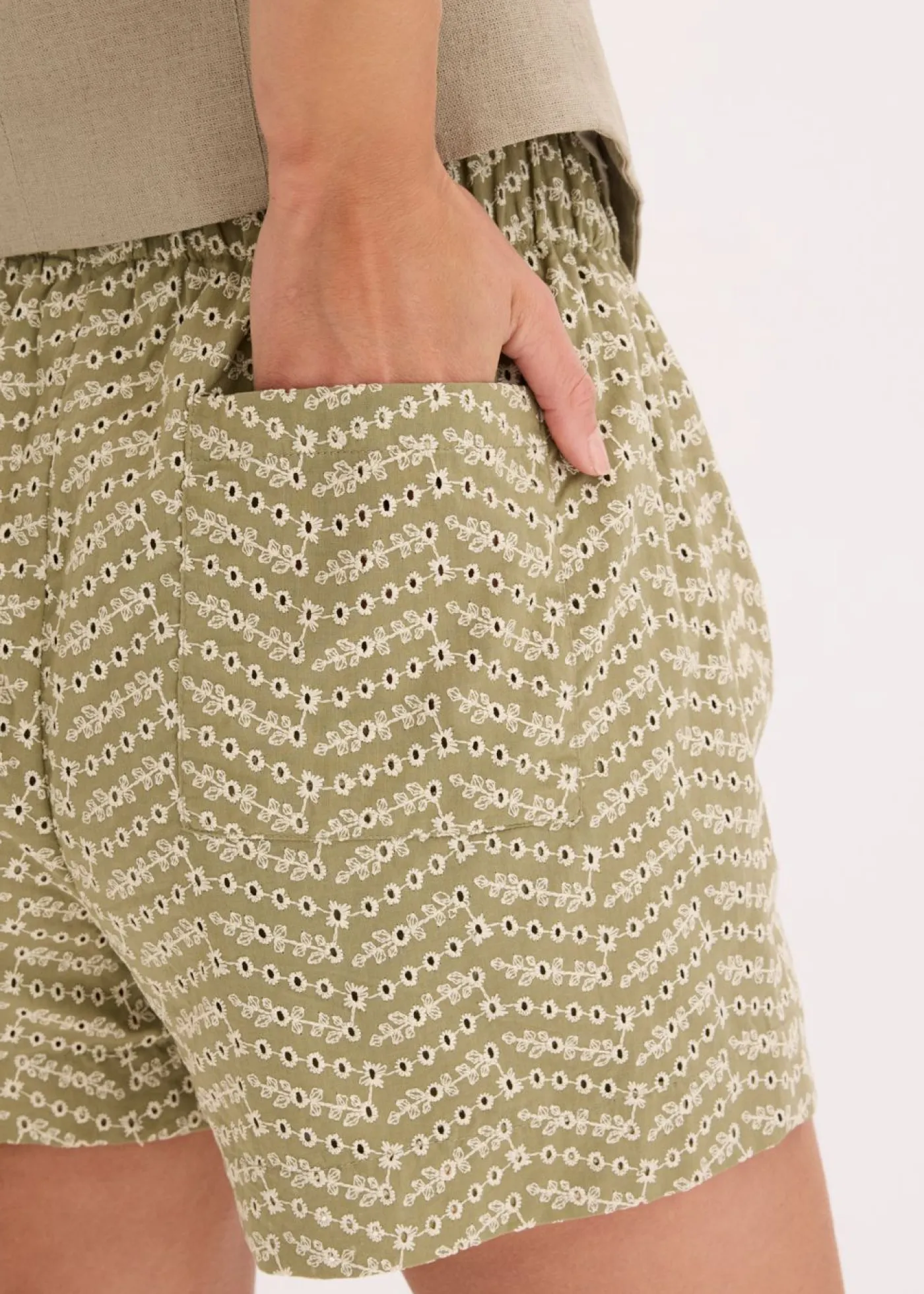 bonprix bonprix Pantalón corto con bordado calado Verde oliva-beige de flores Outlet