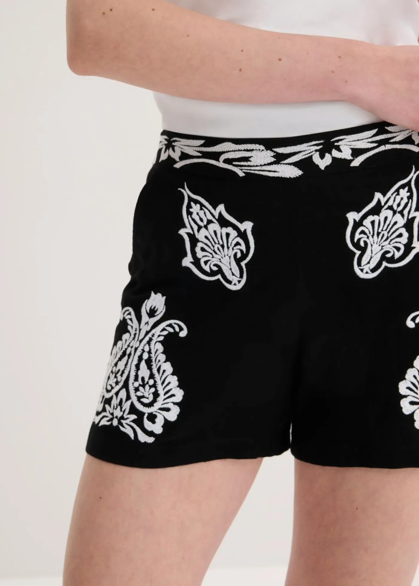 bonprix bonprix Pantalón corto con bordado de mezcla de viscosa suave Negro/blanco, otros