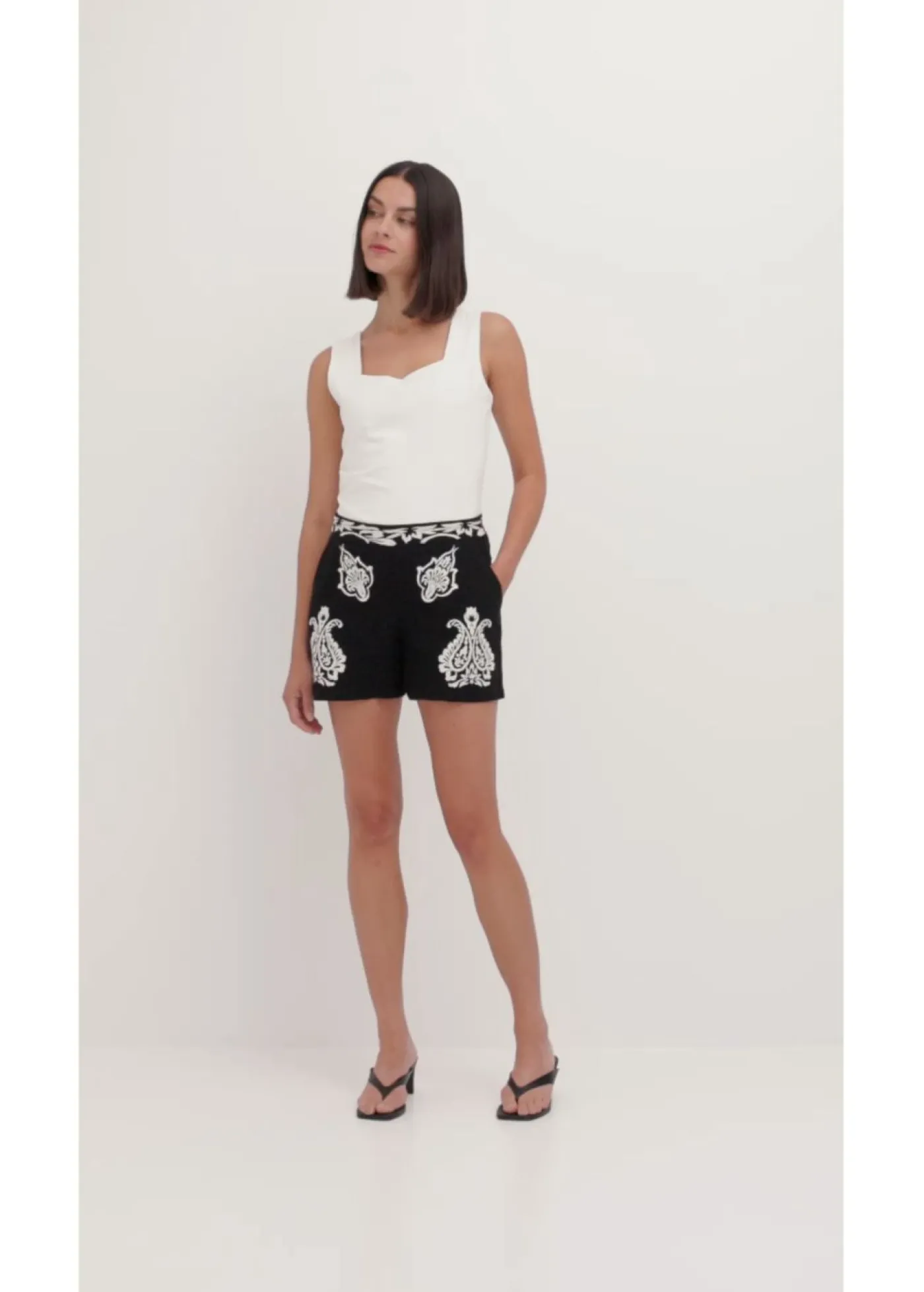 bonprix bonprix Pantalón corto con bordado de mezcla de viscosa suave Negro/blanco, otros
