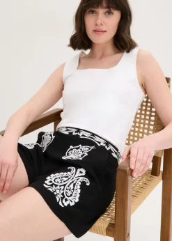 bonprix bonprix Pantalón corto con bordado de mezcla de viscosa suave Negro/blanco, otros