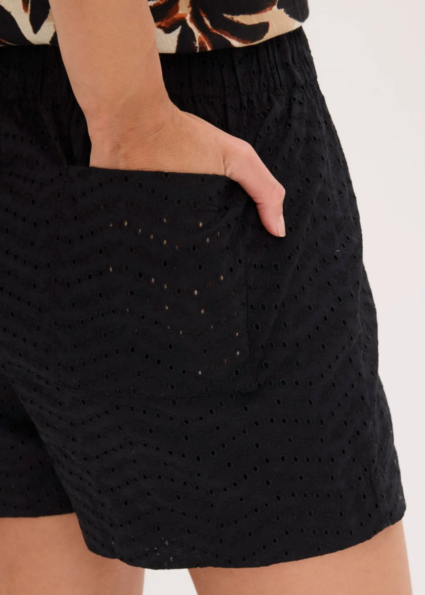 bonprix bonprix Pantalón corto con bordado calado Negro de flores Clearance
