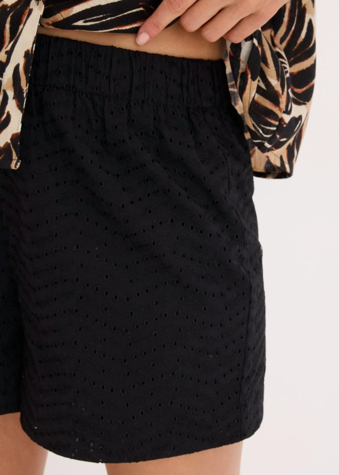 bonprix bonprix Pantalón corto con bordado calado Negro de flores Clearance
