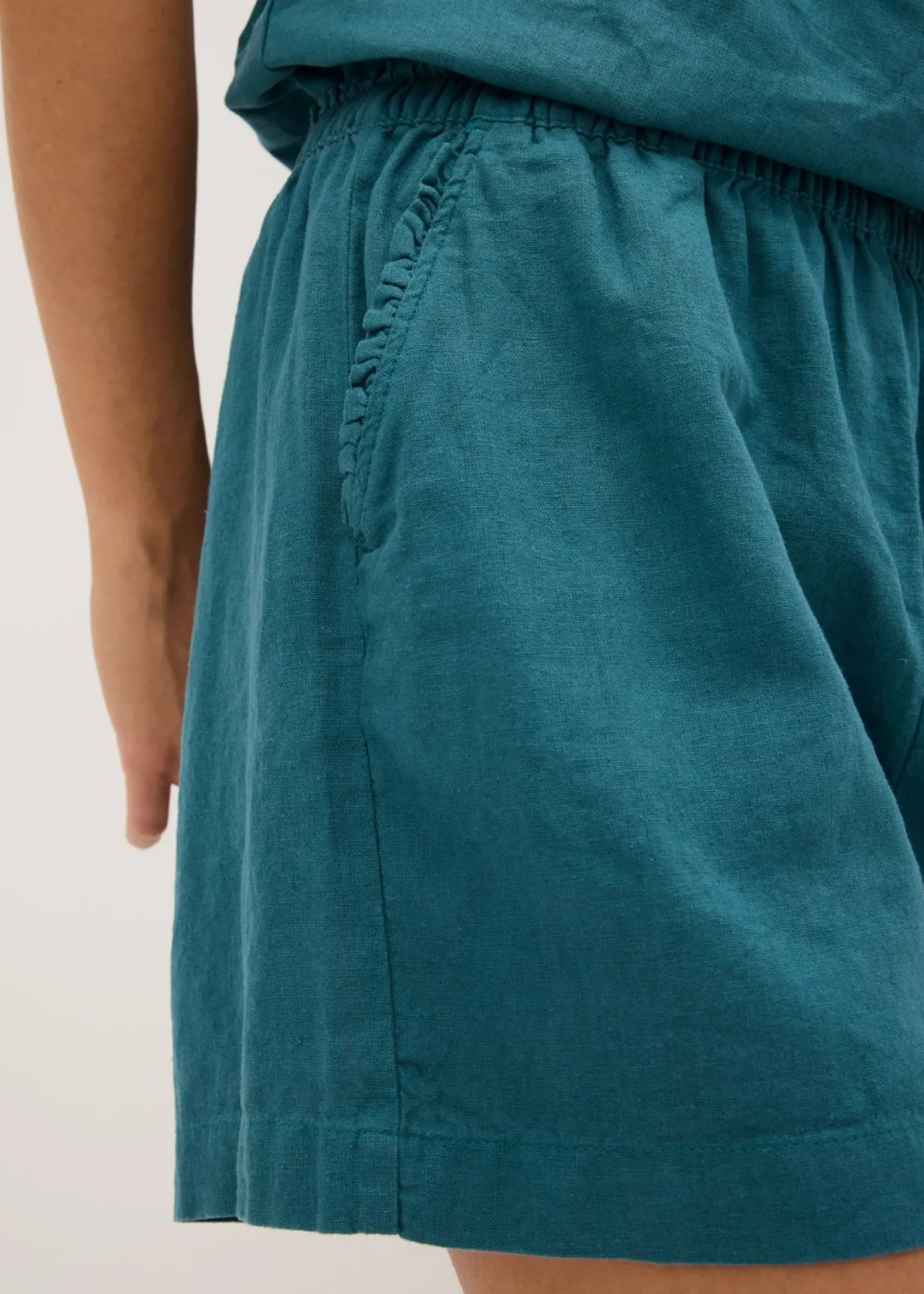 bonprix bonprix Pantalón corto con contenido de lino verde pimiento Sale
