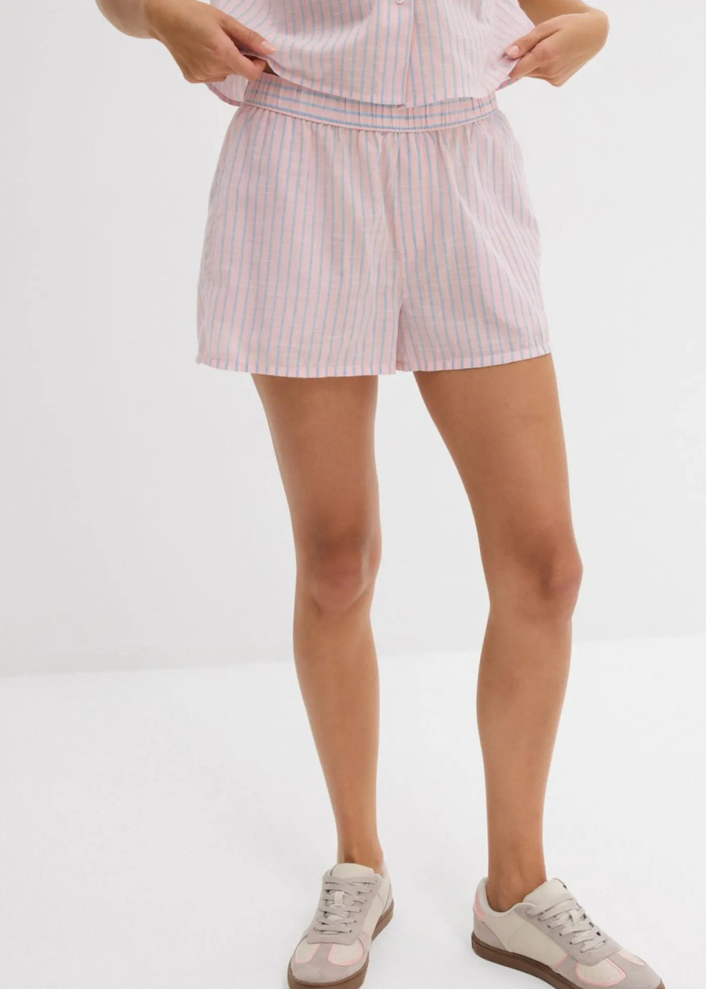 bonprix bonprix Pantalón corto de algodón puro rosa pastel-azul claro con rayas Hot
