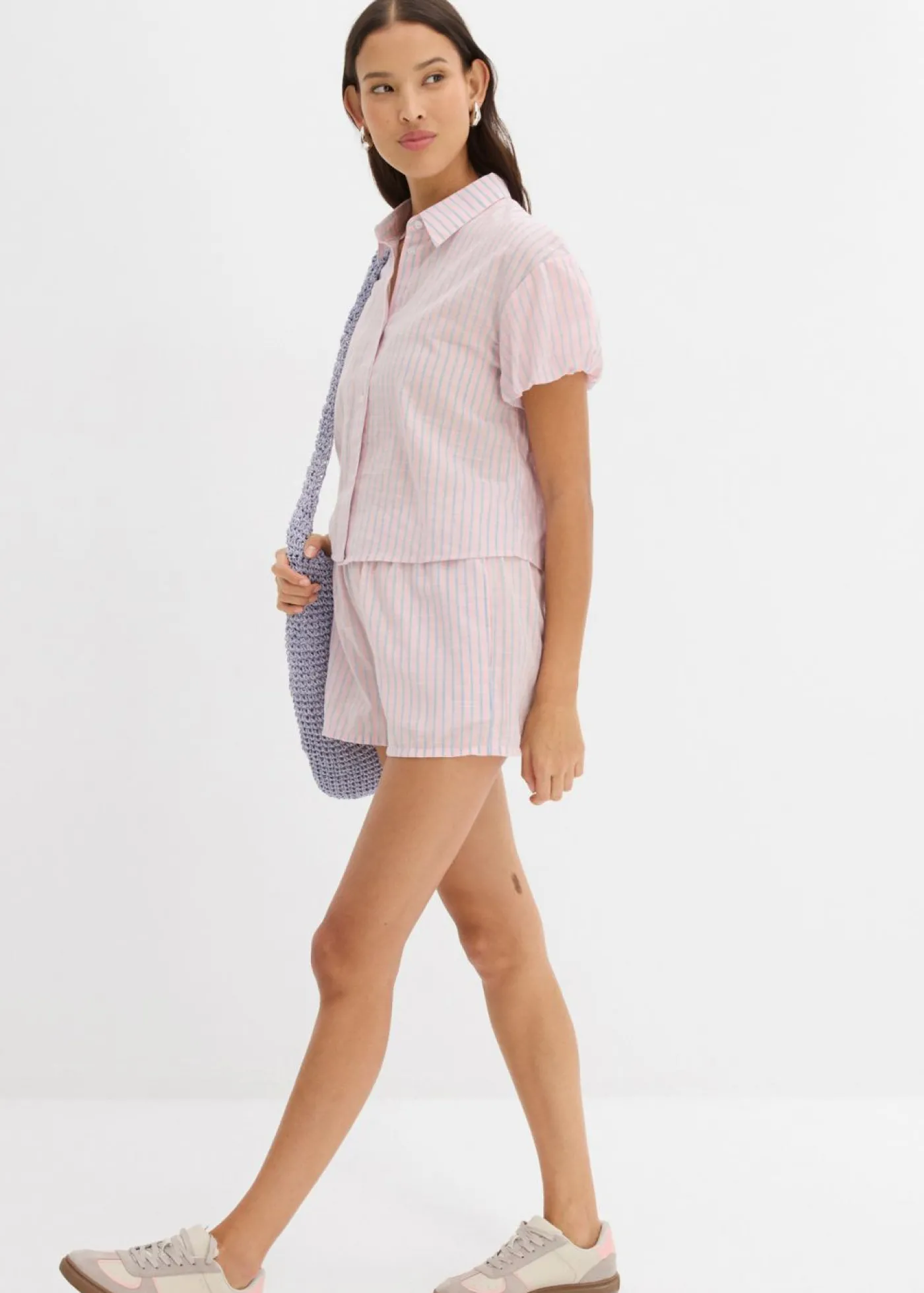 bonprix bonprix Pantalón corto de algodón puro rosa pastel-azul claro con rayas Hot