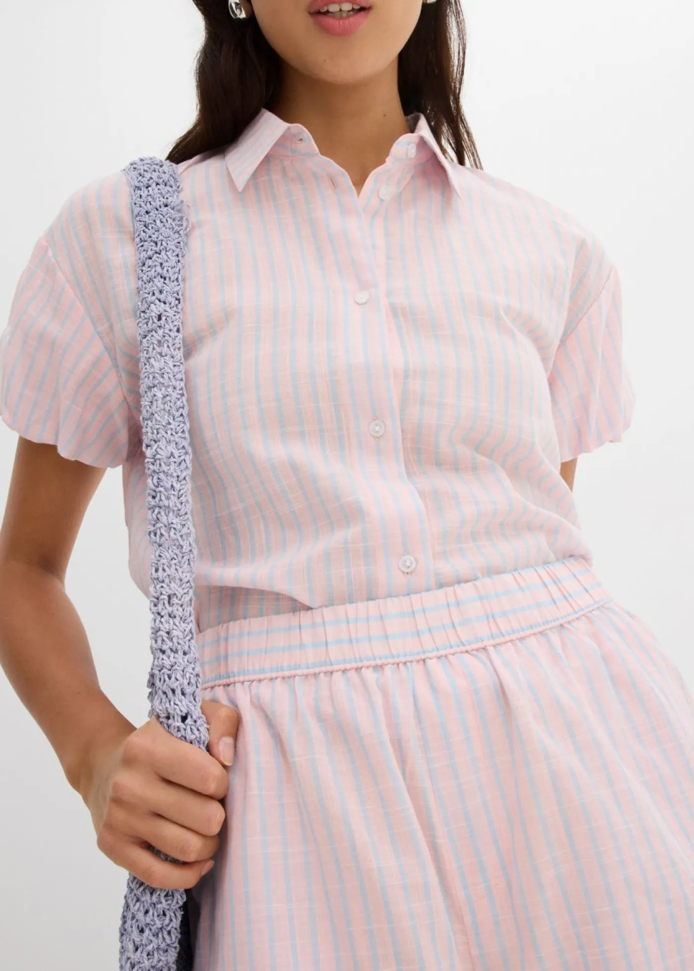 bonprix bonprix Pantalón corto de algodón puro rosa pastel-azul claro con rayas Hot
