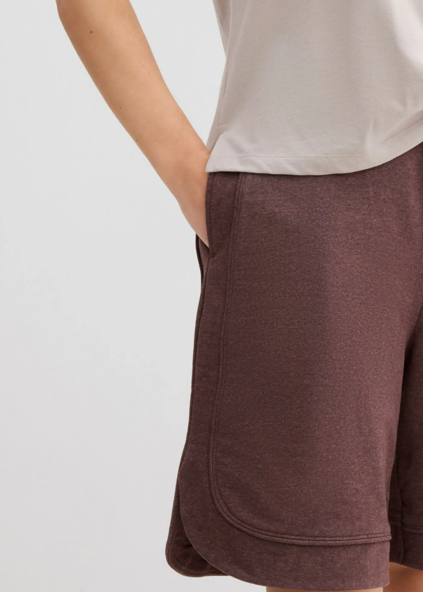 bonprix bonprix Pantalón corto de chándal de mezcla de algodón con corte ancho Marrón tierra jaspeado Clearance