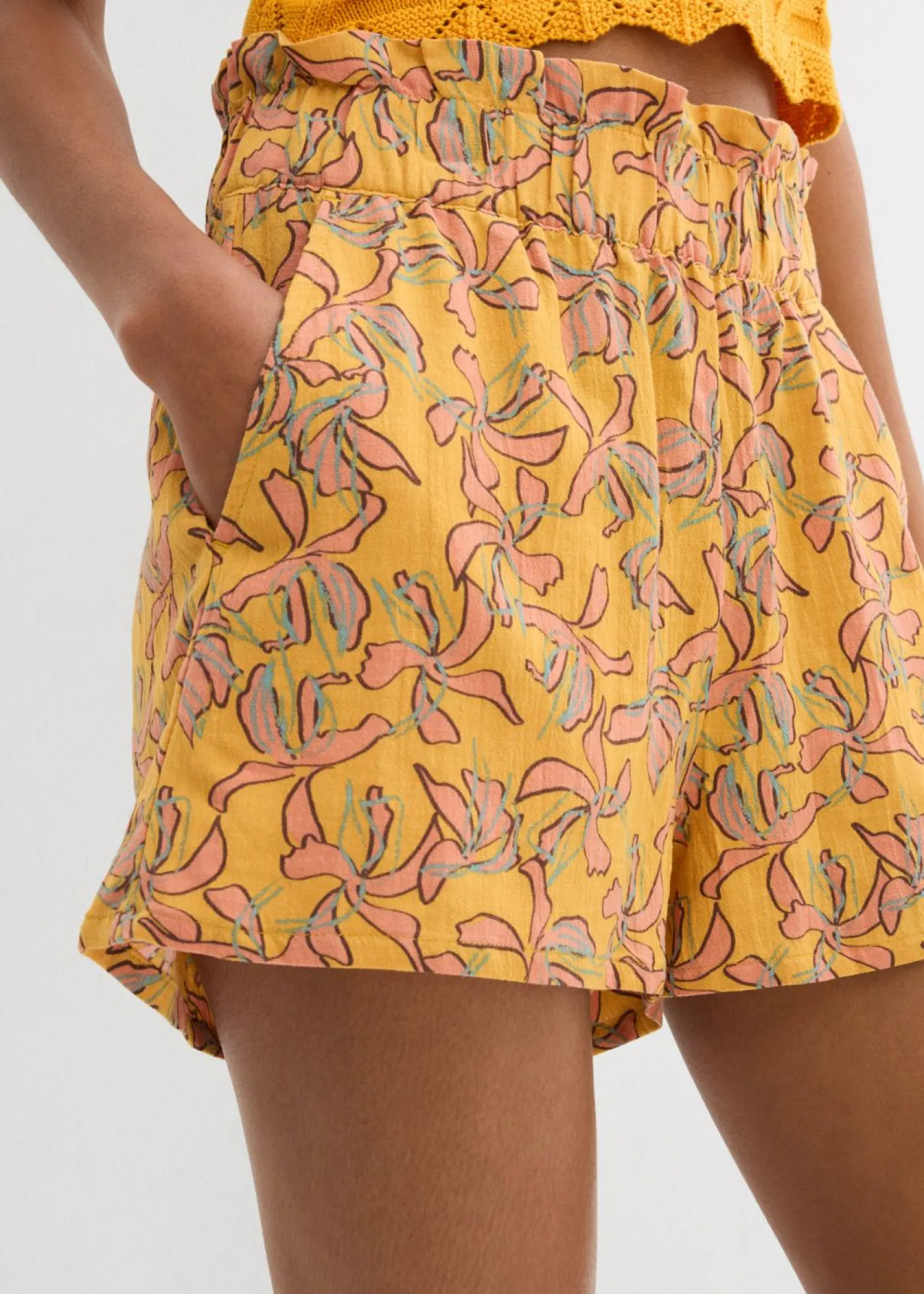 bonprix bonprix Pantalón corto de mezcla de viscosa y algodón miel-mandarina mate con flores Discount