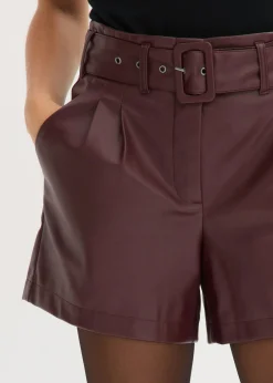 bonprix bonprix Pantalón corto de piel sintética con cinturón rojo burdeos Hot