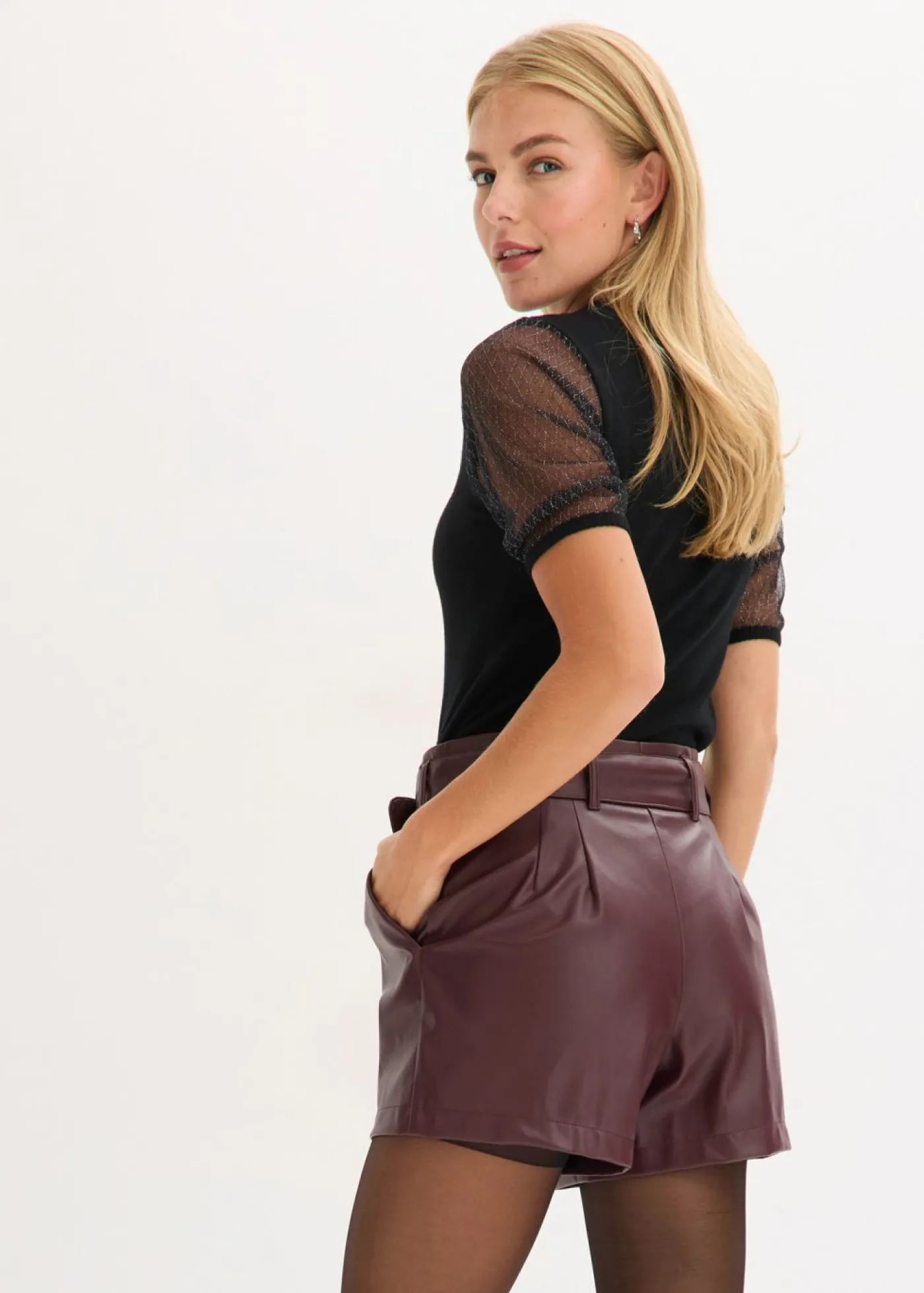 bonprix bonprix Pantalón corto de piel sintética con cinturón rojo burdeos Hot