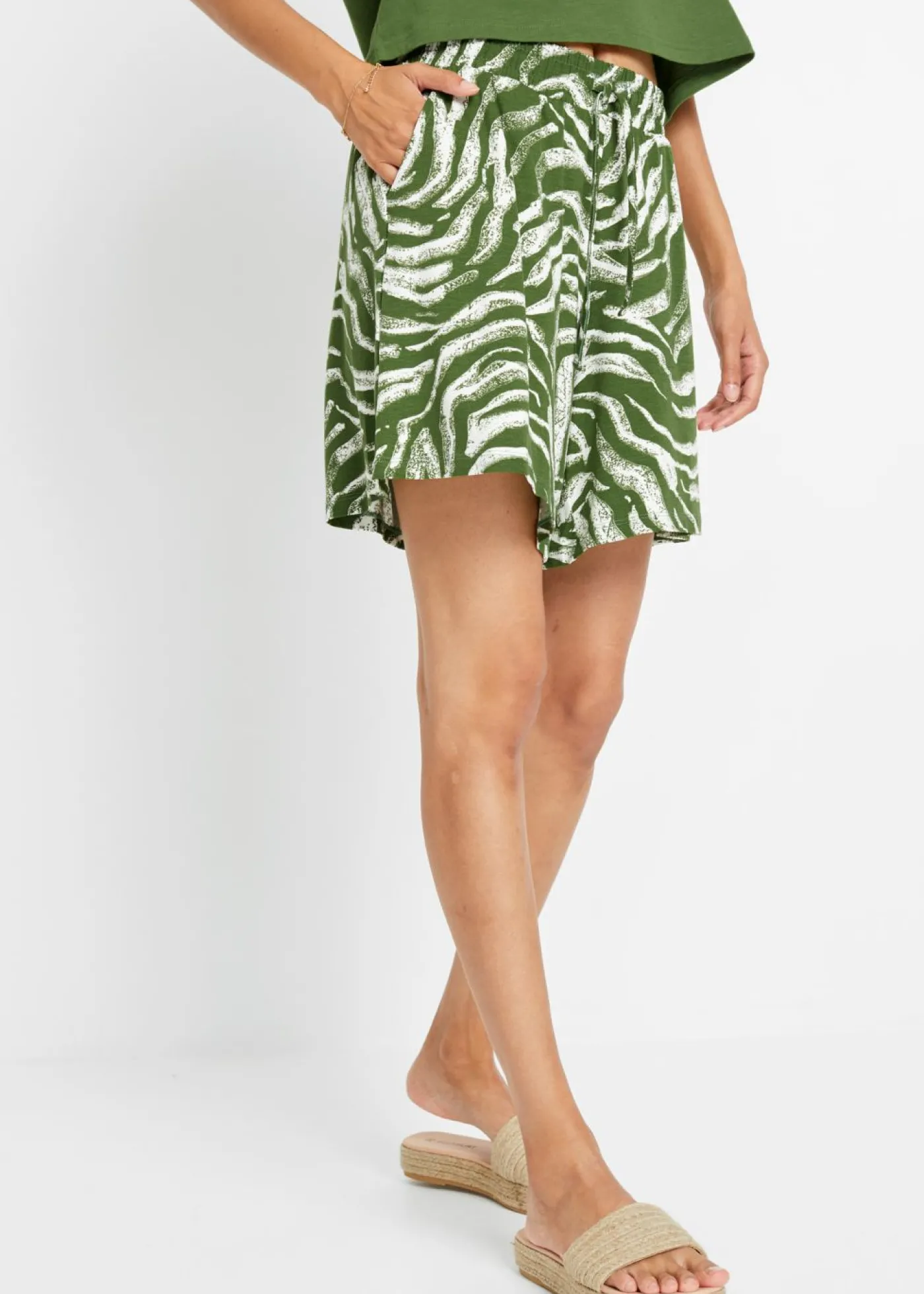 bonprix bonprix Pantalón corto de punto estampado cebra verde cactus/naranja oscuro Sale