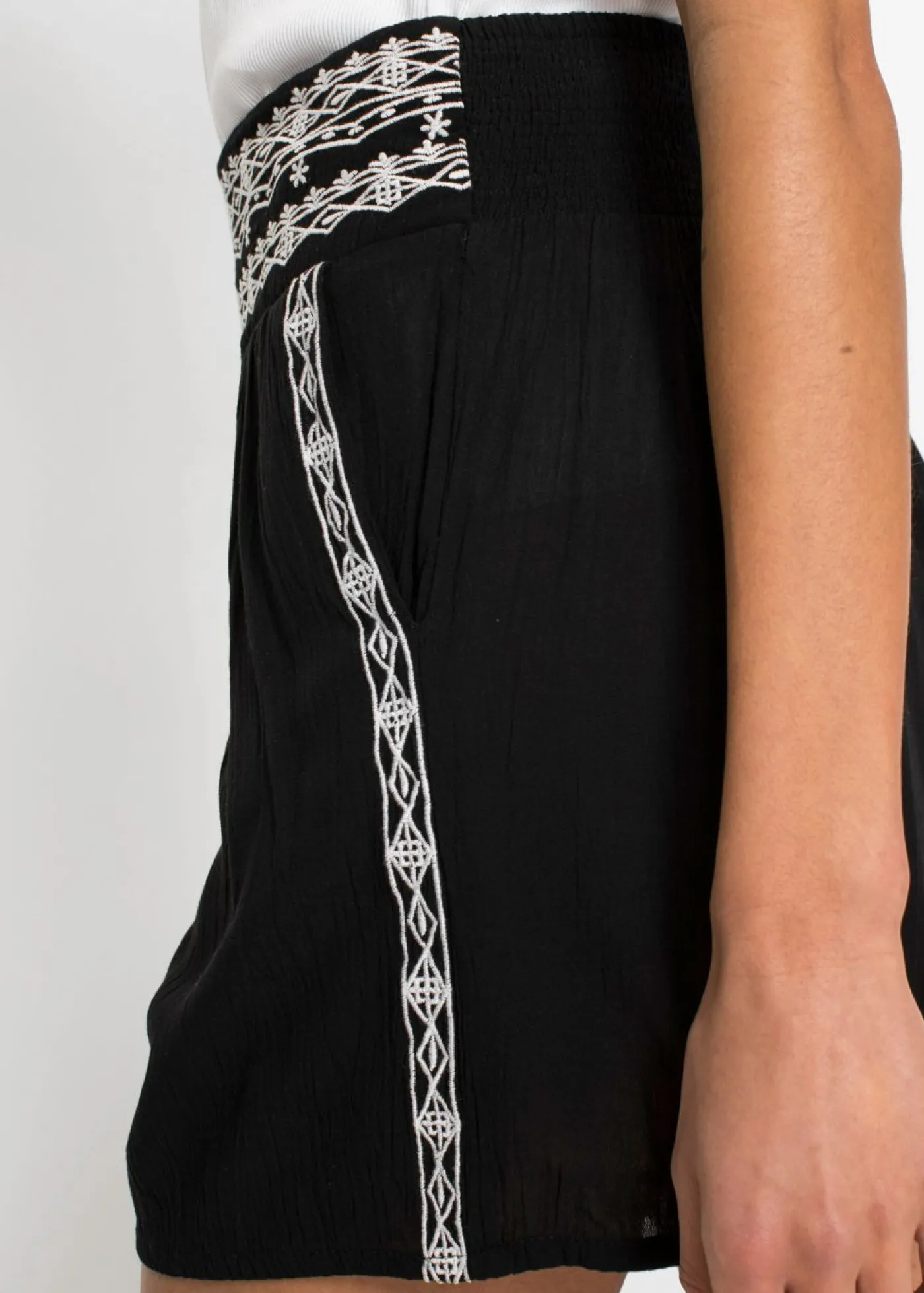 bonprix bonprix Pantalón corto de viscosa fluida con efecto arrugado Negro-blanco Online