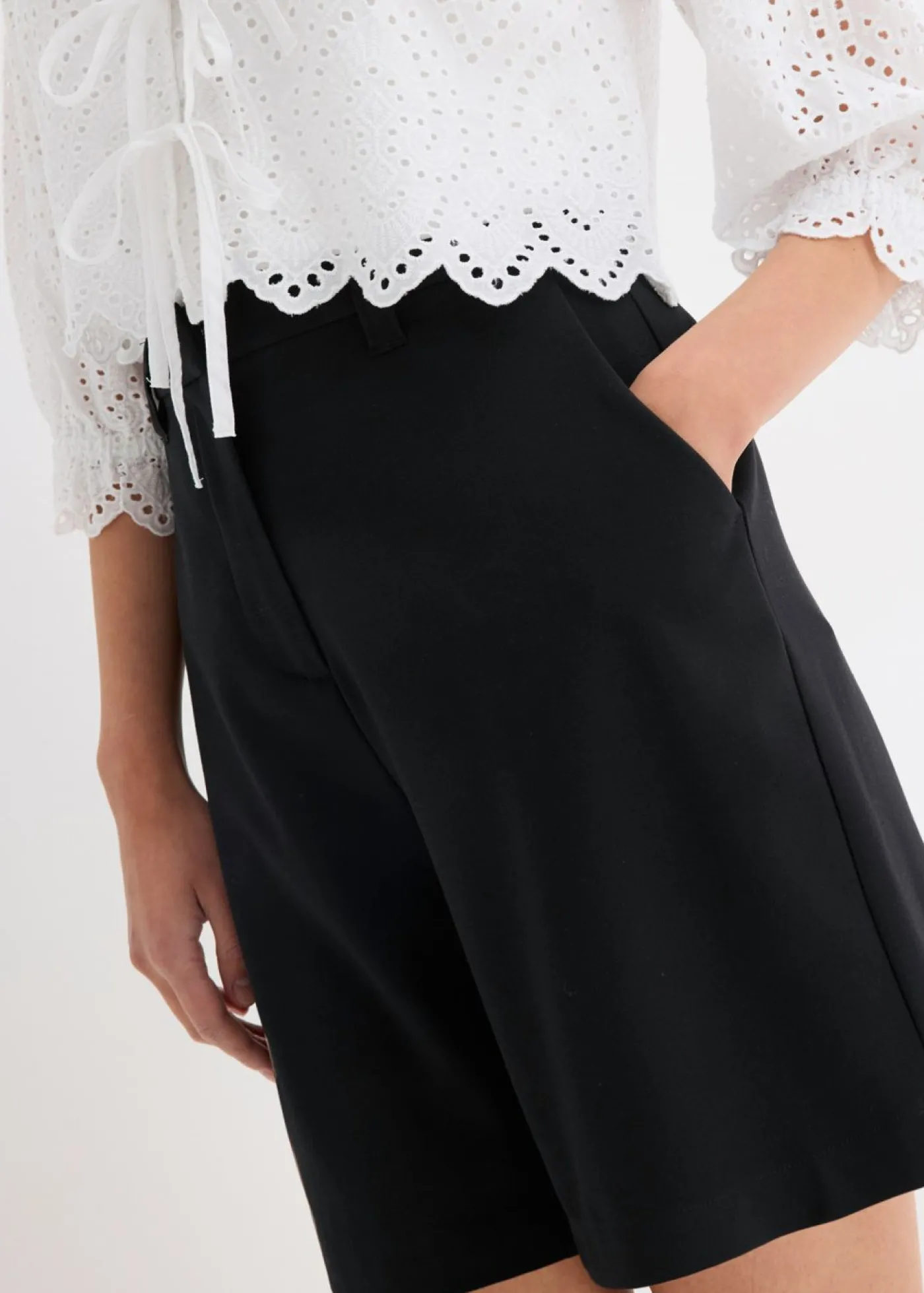 bonprix bonprix Pantalón corto tipo bermudas con pinzas Negro Clearance