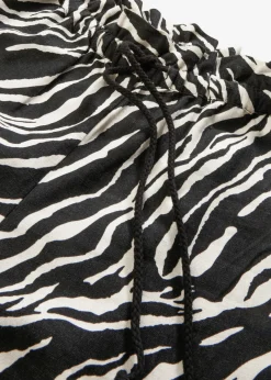 bonprix bonprix Pantalón corto tipo paperbag con cordón estampado cebra negro/crudo Hot