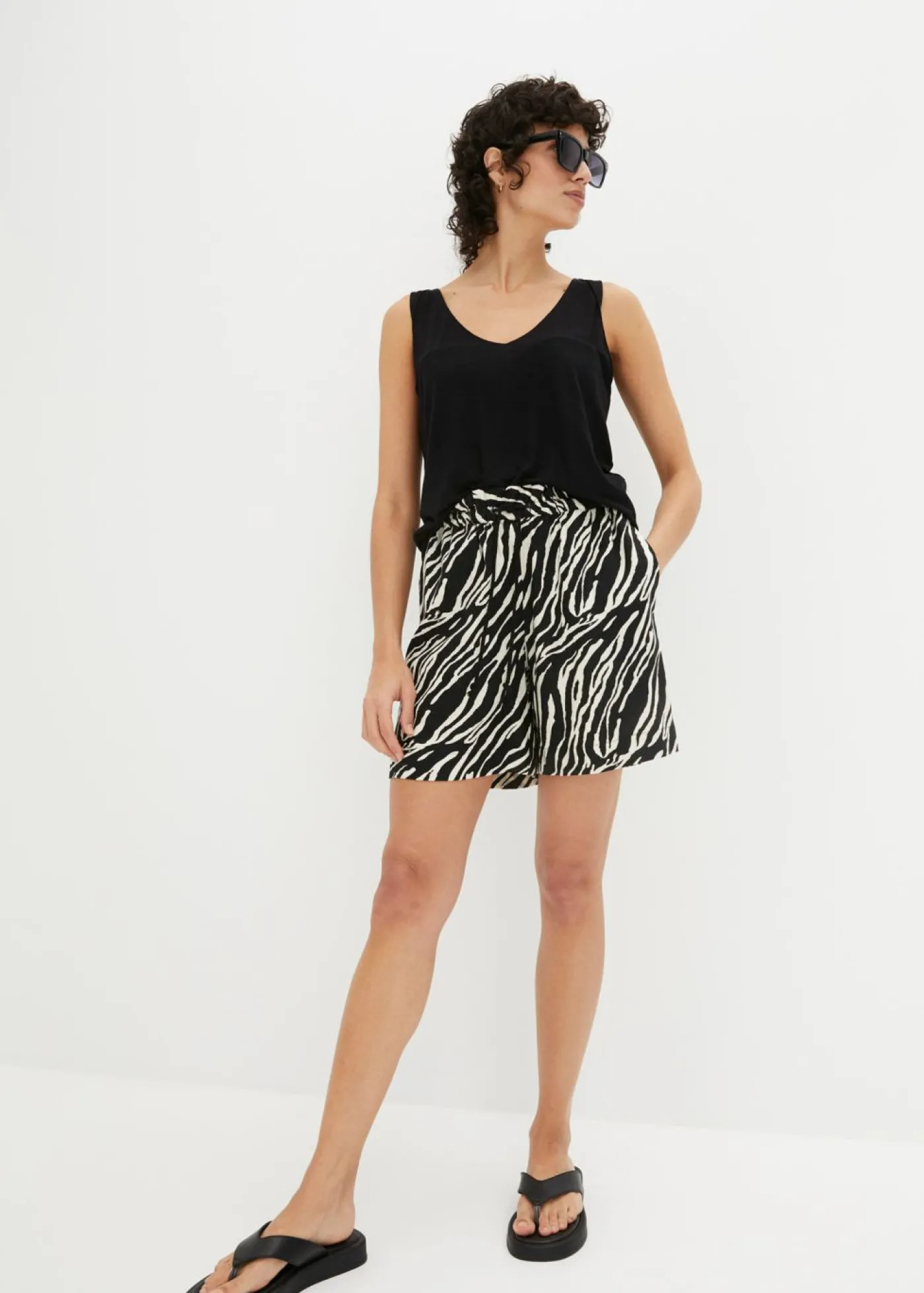 bonprix bonprix Pantalón corto tipo paperbag con cordón estampado cebra negro/crudo Hot