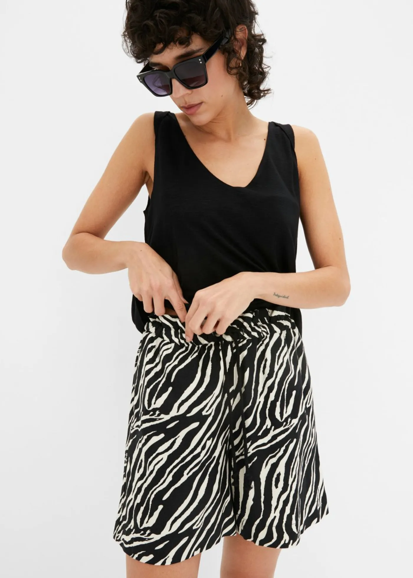 bonprix bonprix Pantalón corto tipo paperbag con cordón Crudo-negro con estampado de cebra Outlet