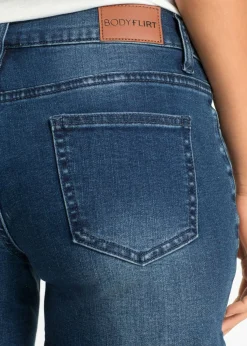 bonprix bonprix Pantalón corto vaquero con bordado Azul con flores Best