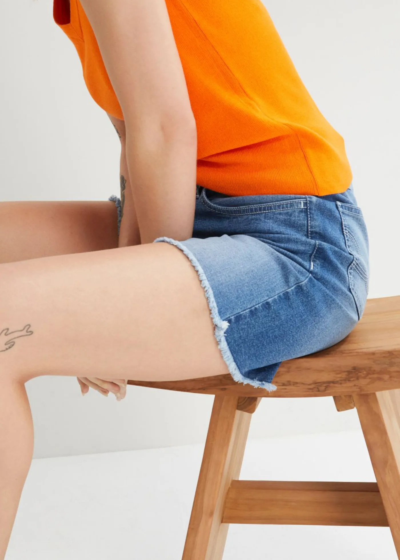 bonprix bonprix Pantalón corto vaquero con talle medio y tejido elástico azul claro denim Discount