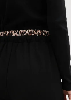 bonprix bonprix Pantalón de chándal ancho con cintura en contraste estampado leo negro Hot
