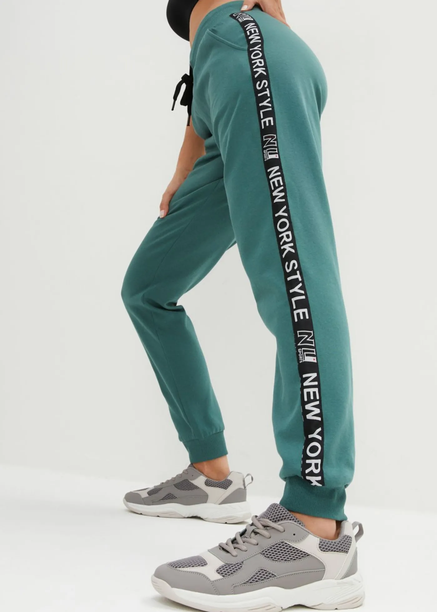 bonprix bonprix Pantalón de chándal con estampado verde mate Best
