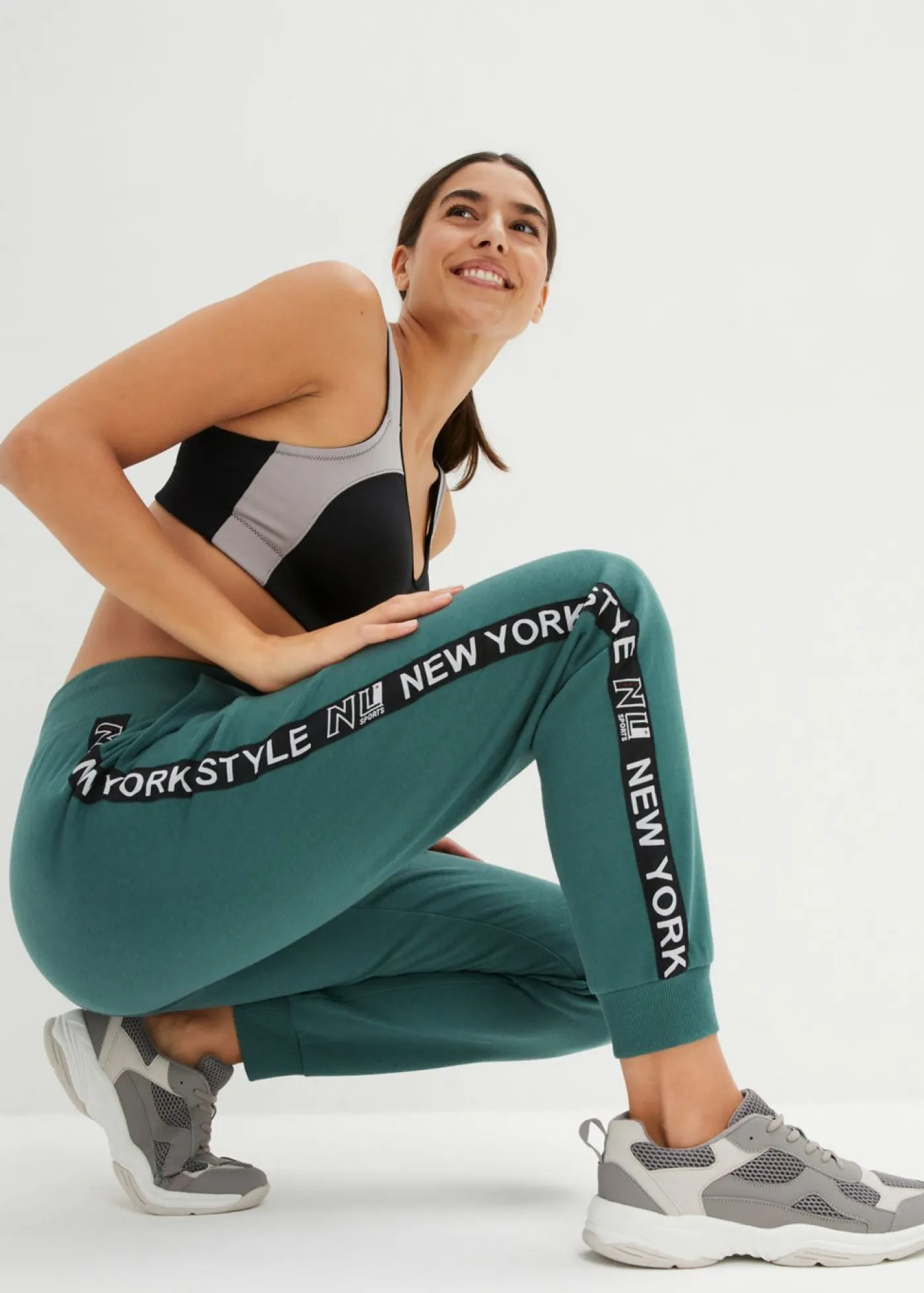 bonprix bonprix Pantalón de chándal con estampado verde mate Best