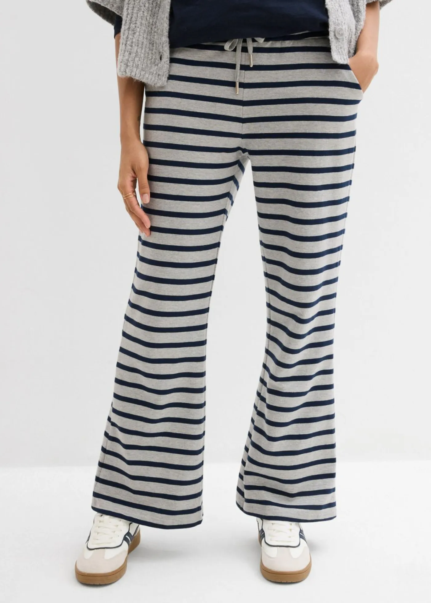 bonprix bonprix Pantalón de chándal de algodón ecológico puro gris claro jaspeado-azul marino con rayas Clearance