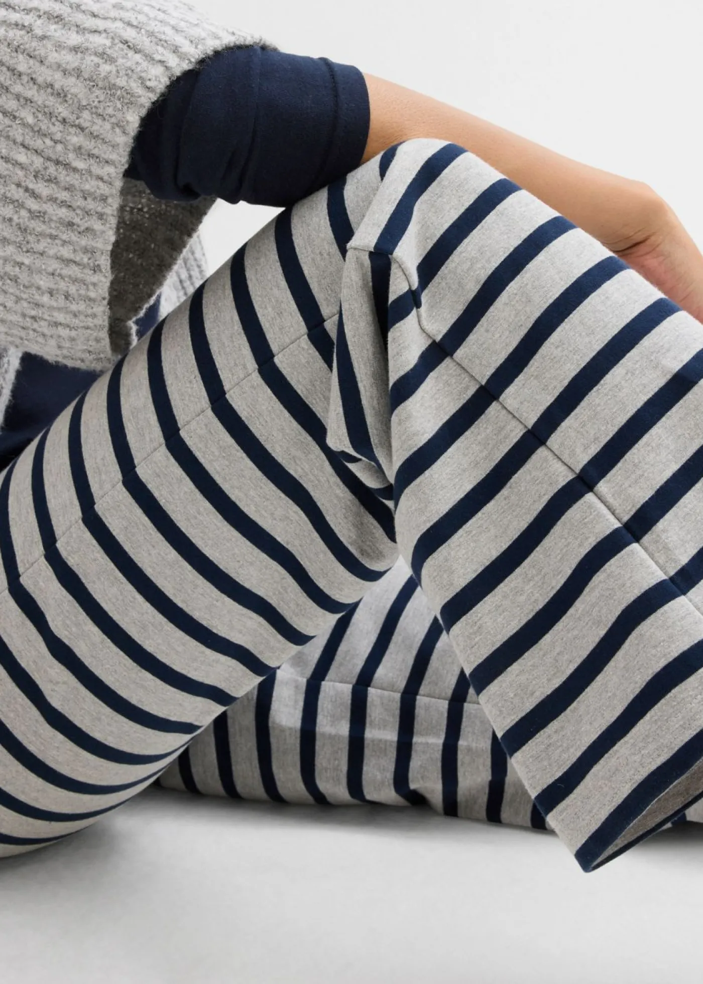 bonprix bonprix Pantalón de chándal de algodón ecológico puro gris claro jaspeado-azul marino con rayas Clearance